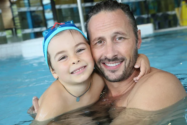 Homem com bonito menino na piscina — Fotografia de Stock