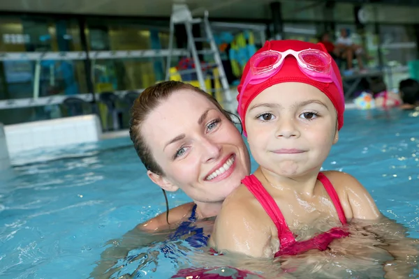 Daughter training at the swimming-pool — Stock Photo, Image