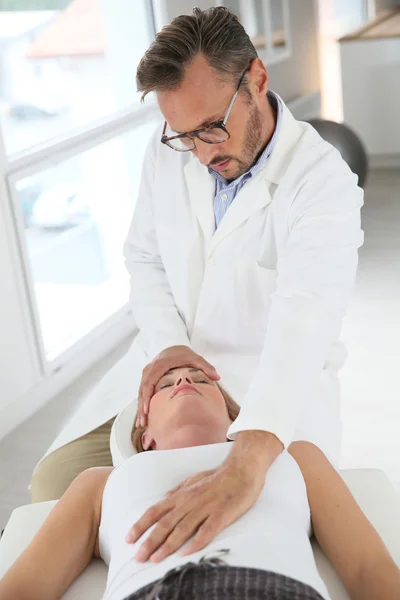 Chiropractor hoofd aan te raken — Stockfoto