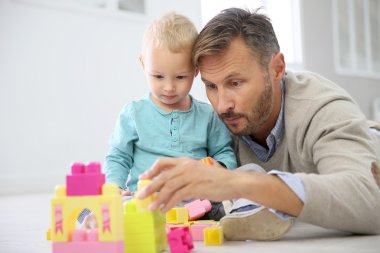 Baba ile oynayan erkek bebek