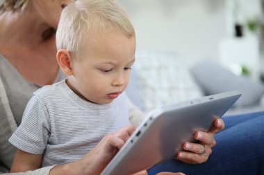 Dijital tablet ile oynarken oğlu
