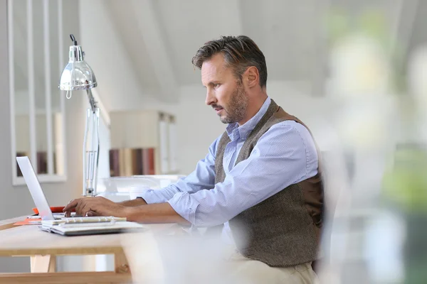 Man working on laptop computer — Stock Photo, Image