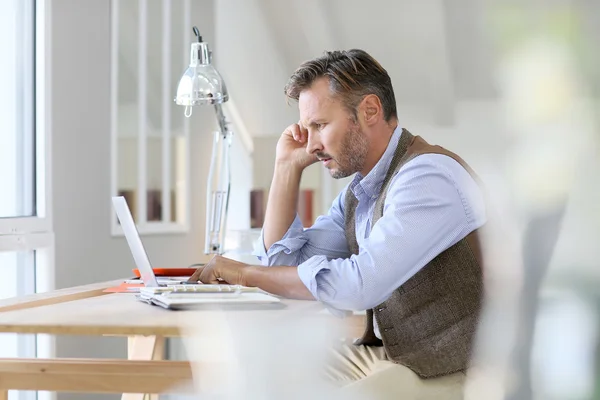 Mann arbeitet am Laptop — Stockfoto