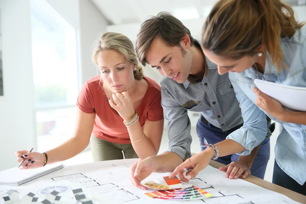 Estudiantes trabajando en proyecto — Foto de Stock