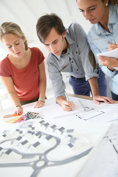 Estudiantes trabajando en proyecto — Foto de Stock