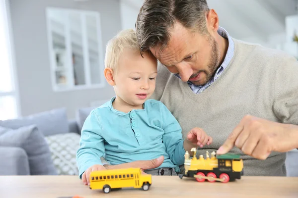 Papa mit Baby beim Spielen — Stockfoto