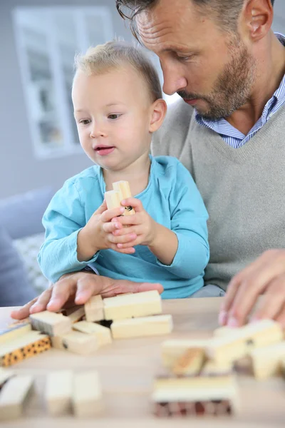 Ragazzo che gioca con blocchi di legno — Foto Stock