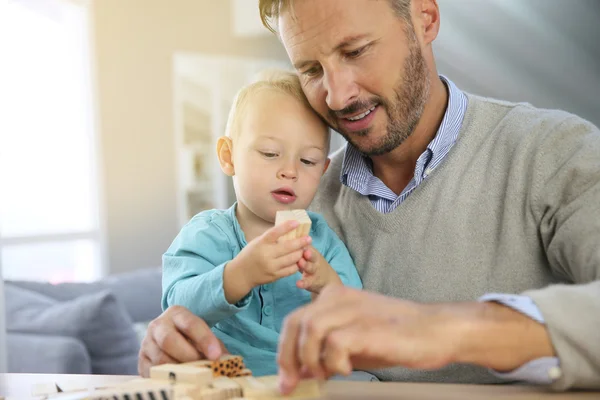 Junge spielt mit Holzklötzen — Stockfoto