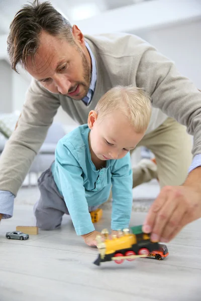 Papa und Junge spielen — Stockfoto