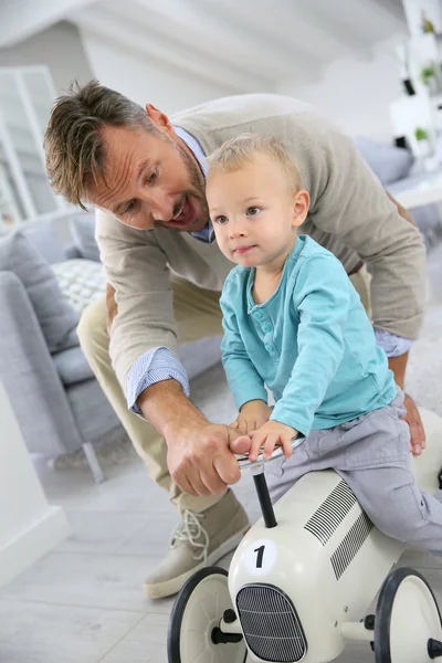 Bambino guida auto retrò — Foto Stock