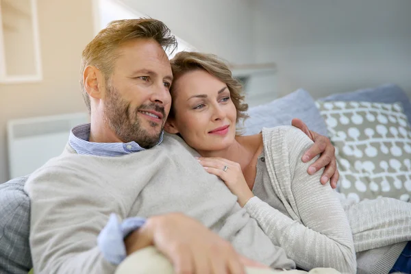 Casal relaxante no sofá — Fotografia de Stock