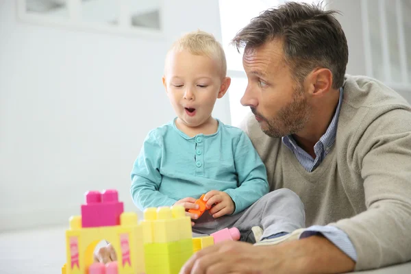 Papà con bambino ragazzo giocare — Foto Stock