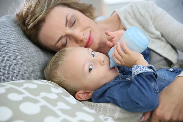 Mommy watching baby boy drinking — Stock Photo, Image