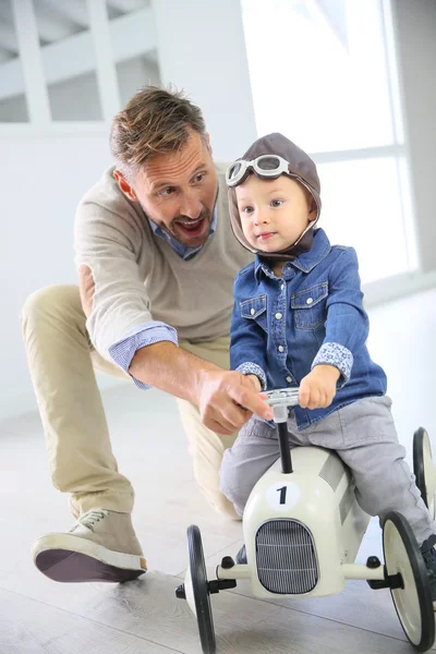 Man hjälpa pojken på ridning bil — Stockfoto