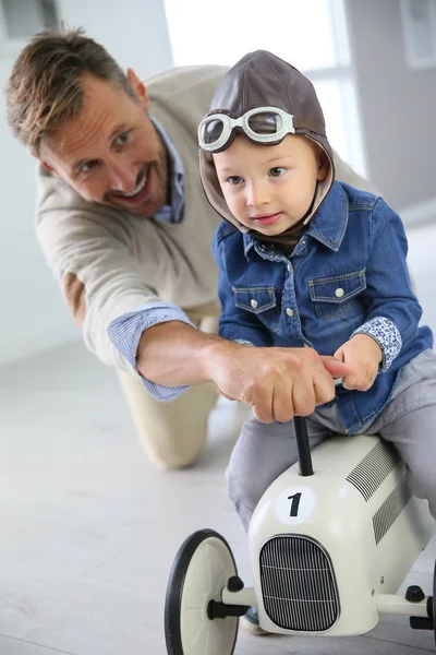 Man hjälpa pojken på ridning bil — Stockfoto