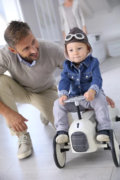 Man hjälpa pojken på ridning bil — Stockfoto