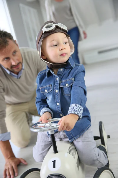 Man hjälpa pojken på leksaksbil — Stockfoto