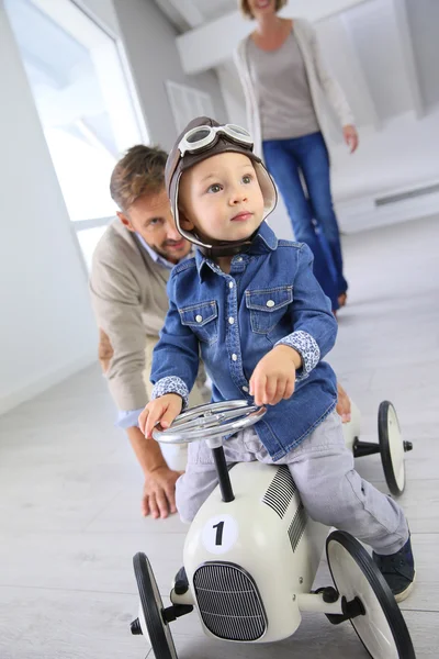 Man hjälpa pojken på leksaksbil — Stockfoto