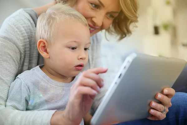 Fils jouant avec tablette numérique — Photo