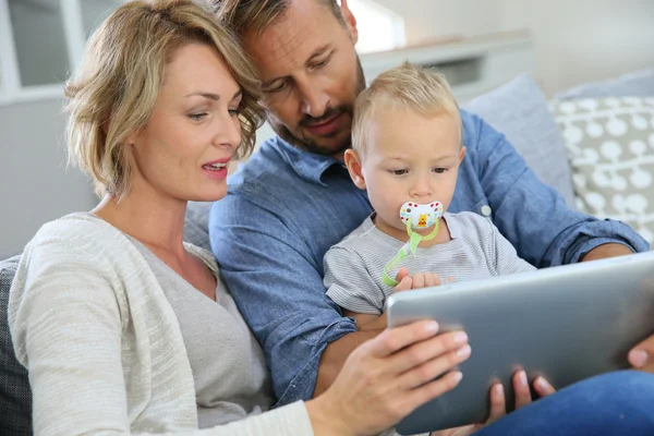 Genitori con bambino giocare — Foto Stock