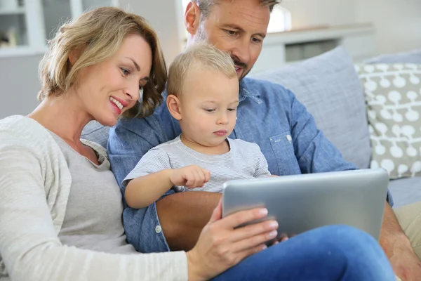 Parents avec bébé garçon jouant — Photo