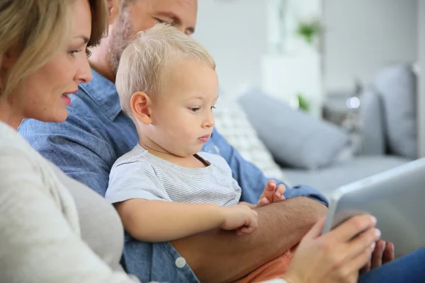 Parents avec bébé garçon jouant — Photo