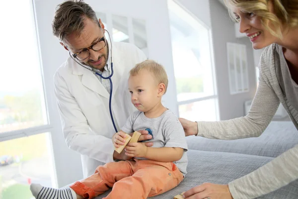 Menino no consultório do médico — Fotografia de Stock