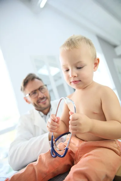 Junge spielt mit Stethoskop — Stockfoto