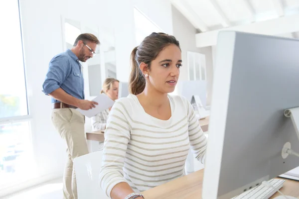 Tjej som arbetar på stationär dator — Stockfoto