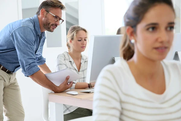 Insegnante con gruppo di studenti che lavorano — Foto Stock