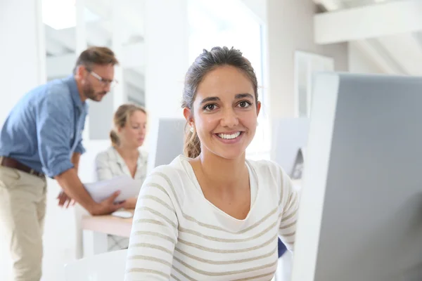 Student in computing class — Stock Photo, Image