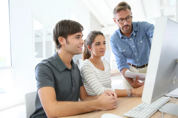 Leraar met groep studenten werken — Stockfoto