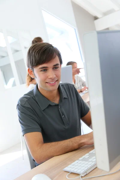 Studente ragazzo in laboratorio di lavoro — Foto Stock