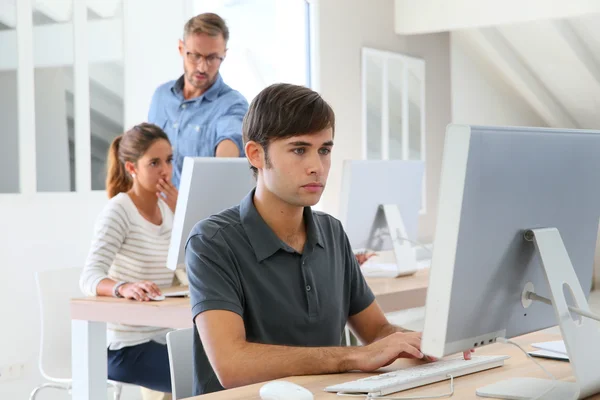 Student pojke i laboratorium arbetar — Stockfoto