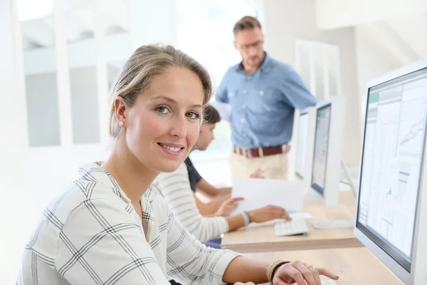 Student meisje in de klas zitten — Stockfoto