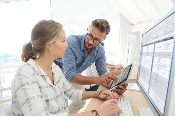 Mädchen mit arbeitender Lehrerin — Stockfoto