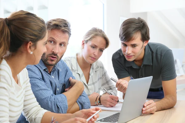 Enseignant avec groupe d'étudiants travaillant — Photo