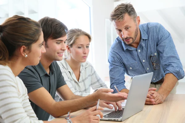 Profesor con grupo de estudiantes trabajando — Foto de Stock