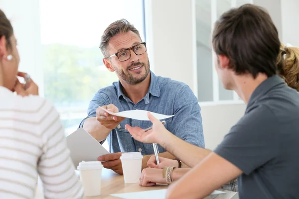 Lärare ger bort kopior — Stockfoto