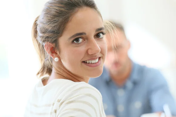 Schülerin besucht Unterricht — Stockfoto