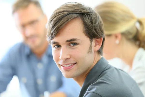 Student sedí na schůzce tabulka — Stock fotografie