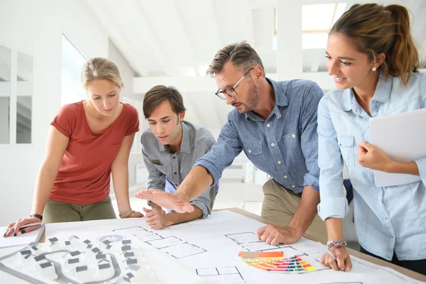 Studenti con insegnante di lavoro — Foto Stock