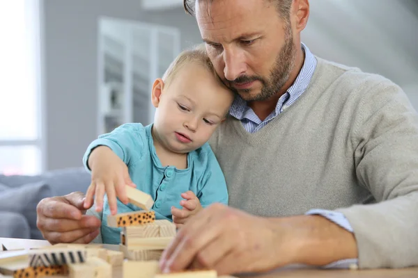 Хлопчик грає з дерев'яними блоками Ліцензійні Стокові Фото