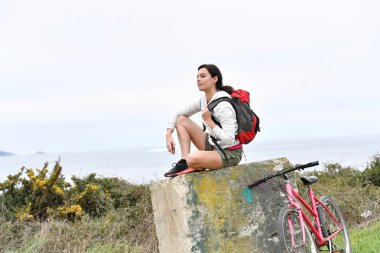 kayanın üzerinde rahatlatıcı sırt çantası kadınla