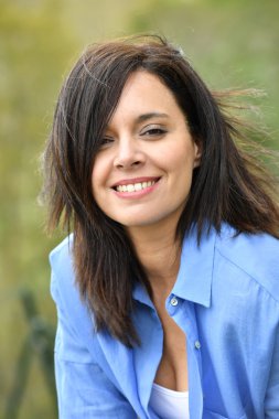 Gülümseyen Olgun Kadın