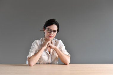 oturan gülümseyen iş kadını