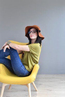 Oturma şapka ile moda kadın 