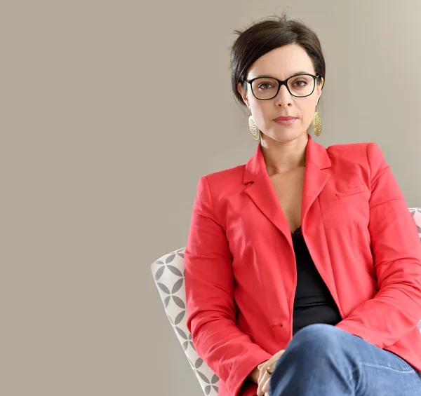 Mujer en chaqueta roja posando —  Fotos de Stock