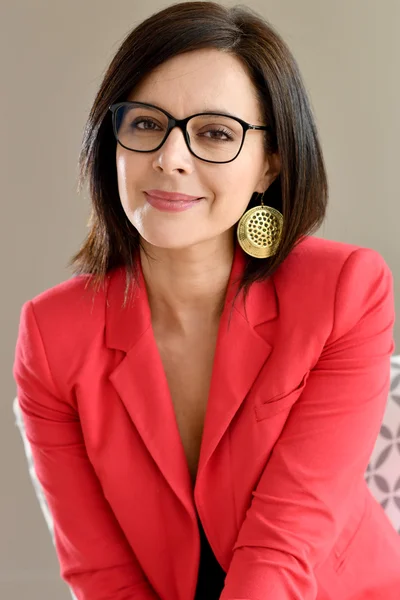 Vrouw in een rood jasje poseren — Stockfoto