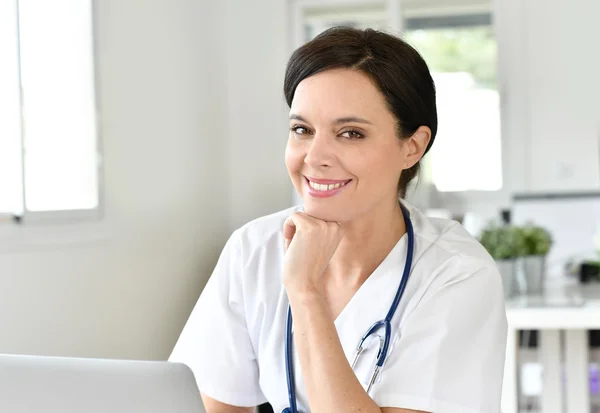 Bella infermiera al lavoro — Foto Stock